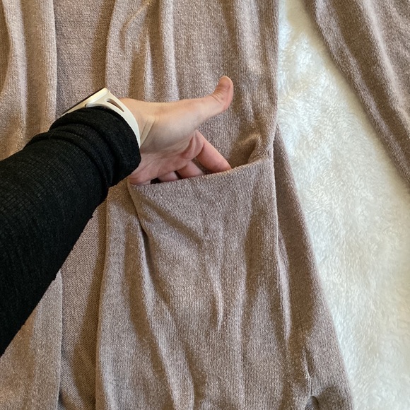 Long sleeve knee length cardigan with pockets - Picture 3 of 3